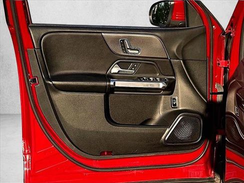 Used 2021 Mercedes-Benz GLB 250 4MATIC image 17