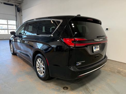 Used 2024 Chrysler Pacifica Touring-L FWD image 3