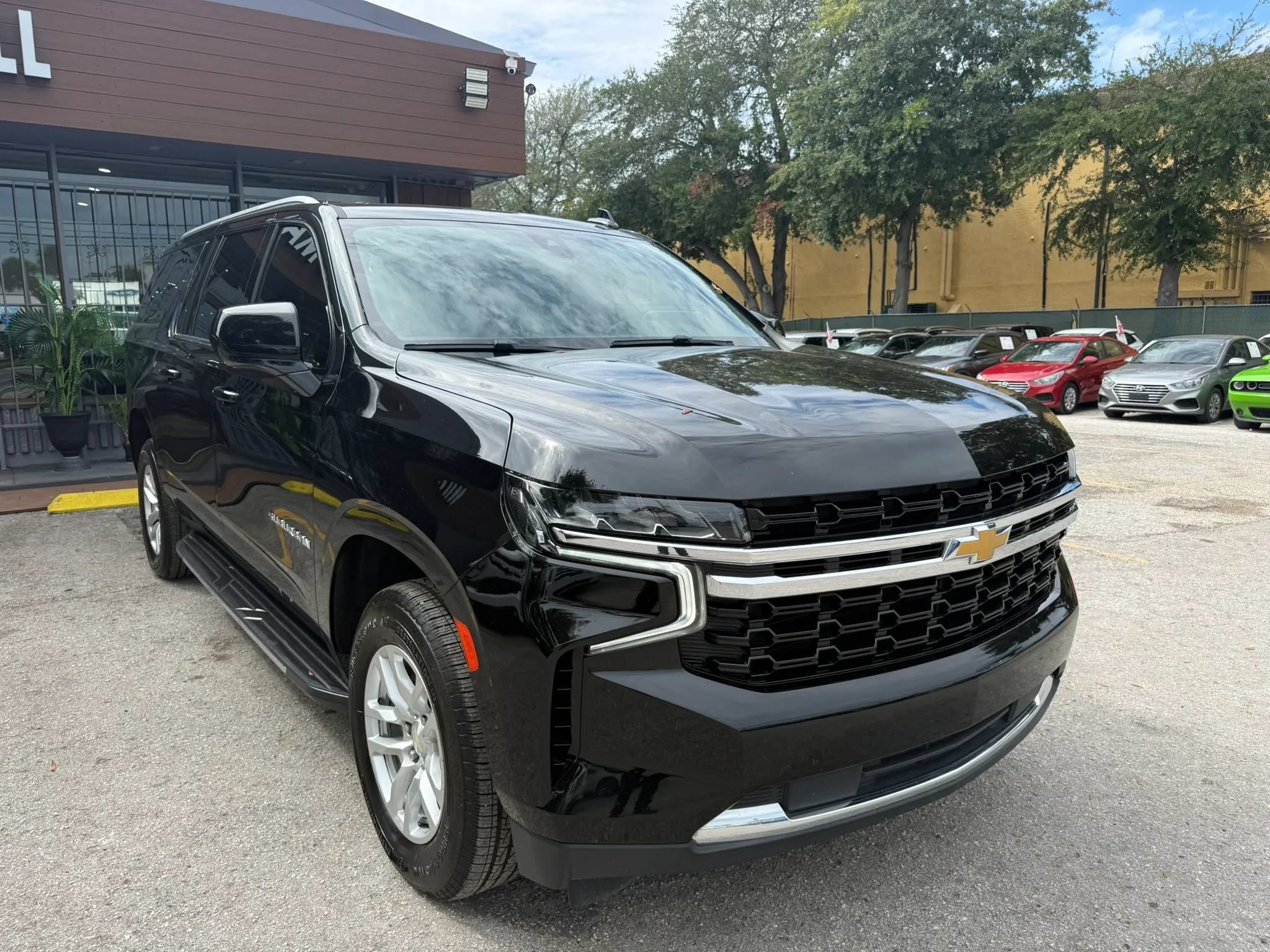 Used 2021 Chevrolet Suburban LS RWD image 3