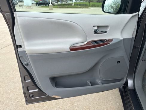 Used 2012 Toyota Sienna XLE w/ XLE Navigation Pkg FWD image 17