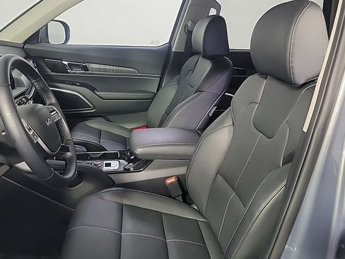 Used 2025 Kia Telluride EX w/ EX Captain's Chair Package AWD/4WD image 17