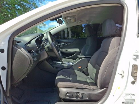 Used 2018 Chevrolet Malibu LT FWD image 14