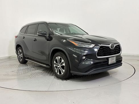Used 2022 Toyota Highlander XLE FWD image 7