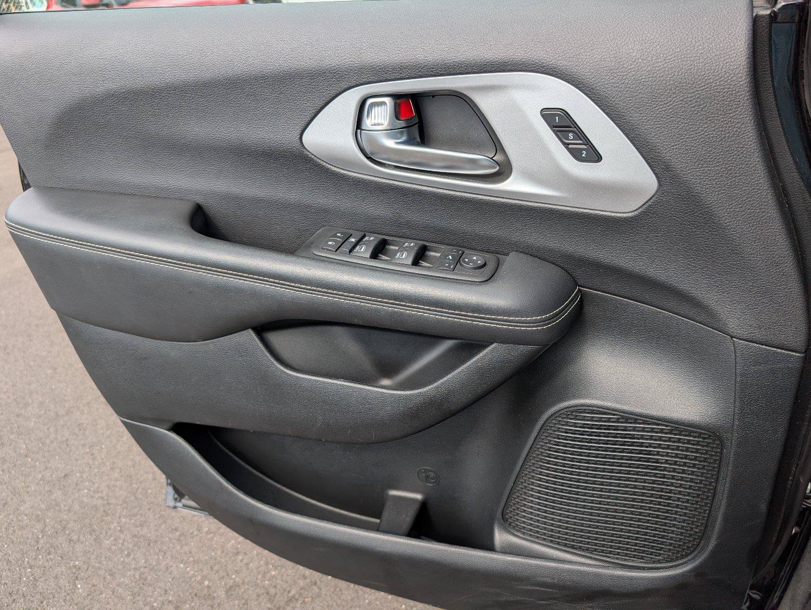 Used 2025 Chrysler Pacifica Limited FWD image 16
