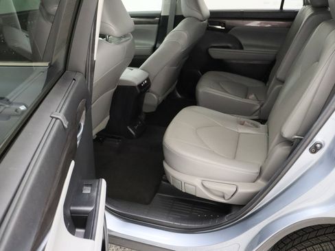 Used 2023 Toyota Highlander Limited FWD image 30