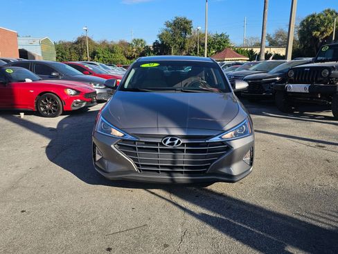 Used 2020 Hyundai Elantra SE FWD image 3