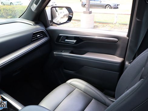 Used 2025 Chevrolet Suburban LT RWD image 24