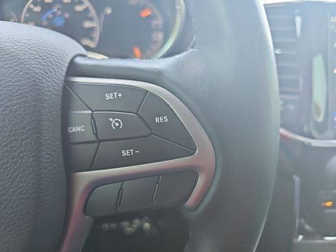 Used 2019 Jeep Grand Cherokee Altitude AWD/4WD image 23