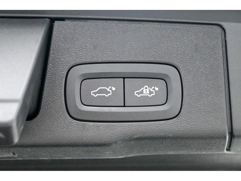 Used 2018 Volvo XC60 T6 Momentum w/ Vision Package image 57