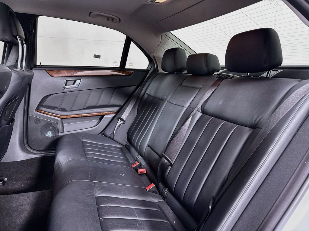 Used 2010 Mercedes-Benz E 550 Sedan image 29
