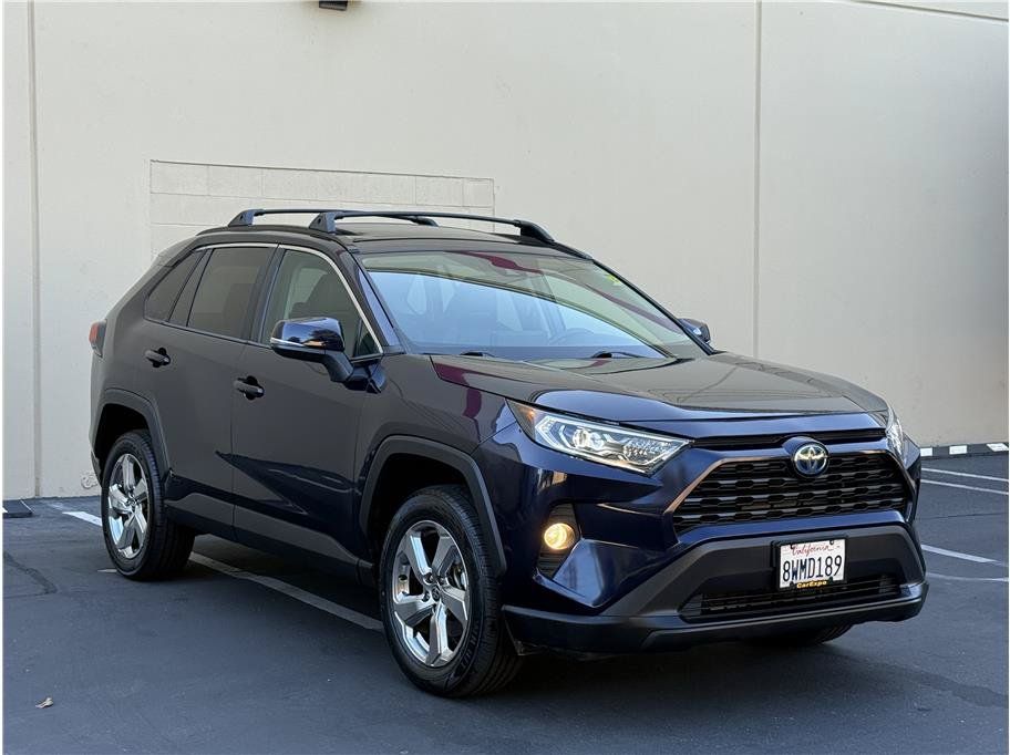 Used 2021 Toyota RAV4 XLE Premium w/ Carpet Mat Package (TMS) AWD/4WD image 1