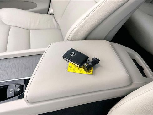 Certified 2023 Volvo XC60 B5 Plus w/ Protection Package Premier image 14