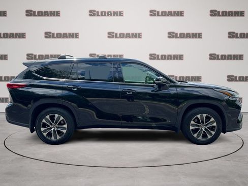 Used 2021 Toyota Highlander XLE AWD/4WD image 6