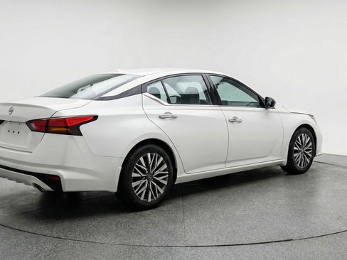 Used 2025 Nissan Altima 2.5 SV image 9