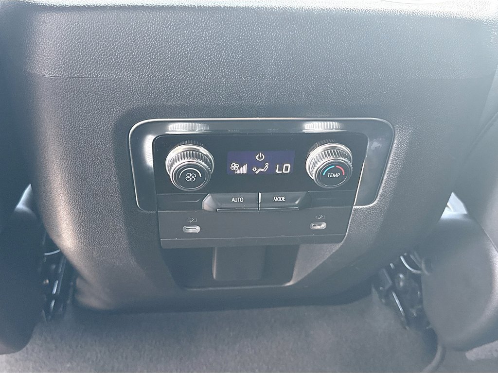 Used 2024 GMC Yukon SLT RWD image 27