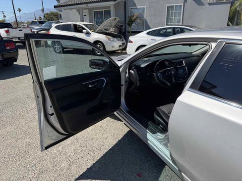 Used 2017 Nissan Altima 2.5 SV FWD image 4