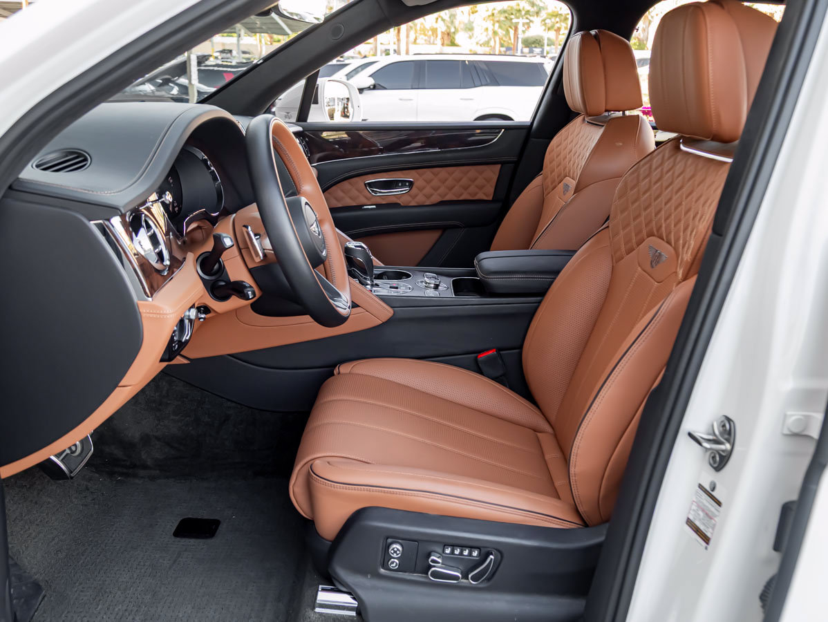 Used 2023 Bentley Bentayga Plug-In Hybrid AWD/4WD image 18
