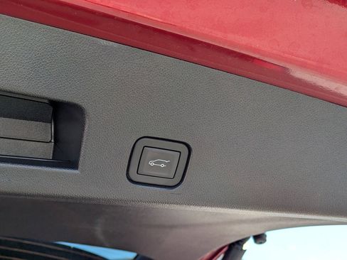 Used 2025 Chevrolet Traverse LT FWD image 12