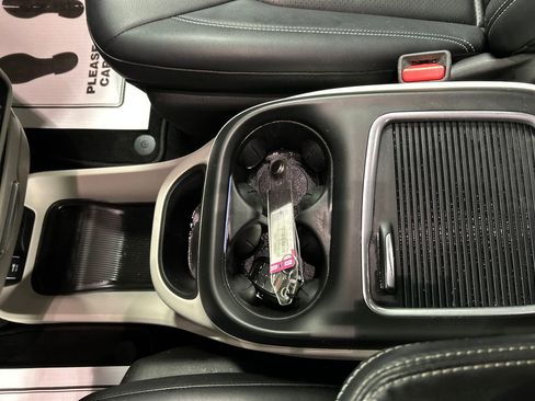 Used 2024 Chrysler Pacifica Touring-L image 21