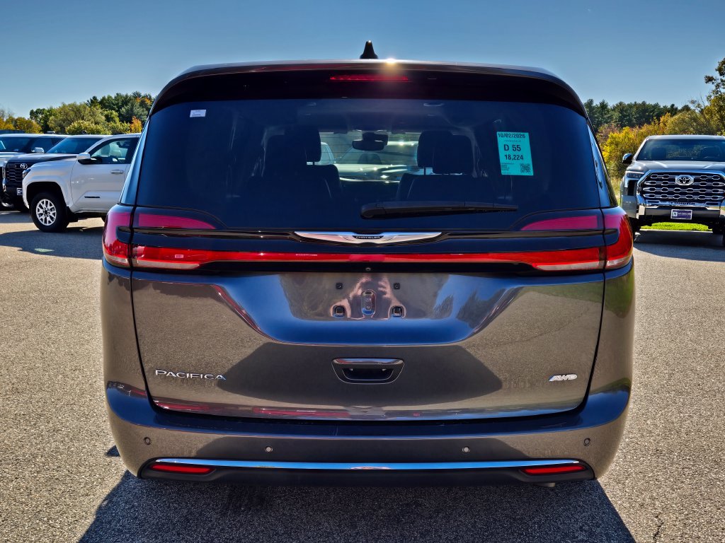 Used 2023 Chrysler Pacifica Touring-L AWD/4WD image 4