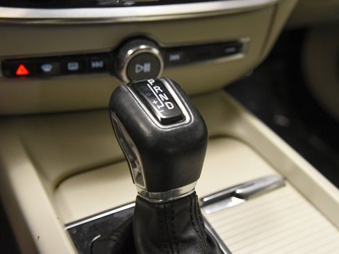 Used 2020 Volvo S60 T6 Momentum w/ Protection Package Premier image 28