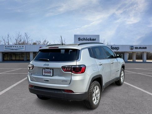Used 2025 Jeep Compass Latitude AWD/4WD image 3