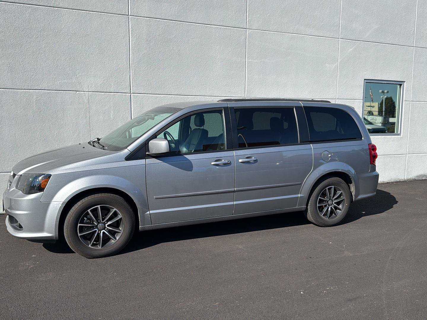 Used 2015 Dodge Grand Caravan R/T w/ Driver Convenience Group FWD image 3