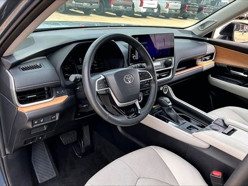 Used 2024 Toyota Grand Highlander Limited image 18