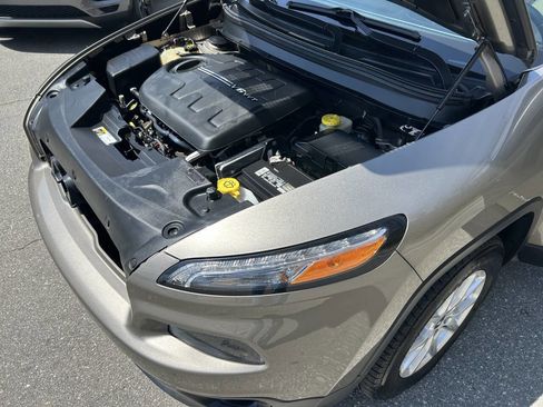 Used 2017 Jeep Cherokee Latitude w/ Comfort/Convenience Group image 16