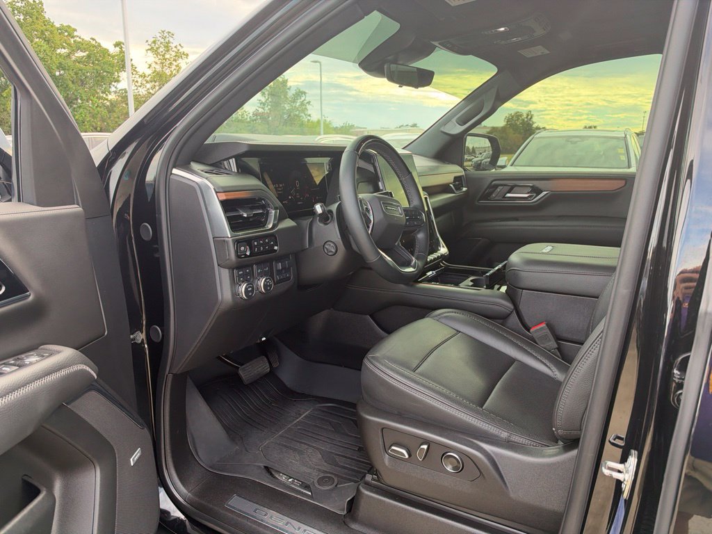 Used 2025 GMC Yukon XL Denali w/ Denali Reserve Package AWD/4WD image 12