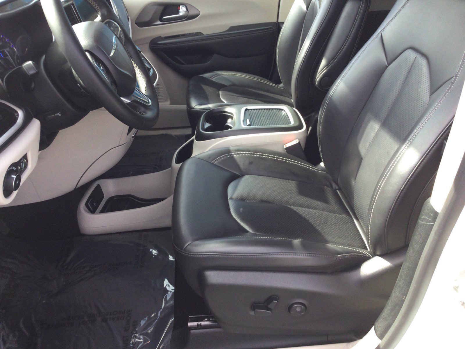 Used 2023 Chrysler Pacifica Touring-L FWD image 13