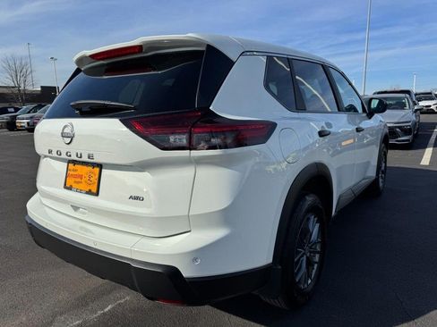 Used 2025 Nissan Rogue S image 3
