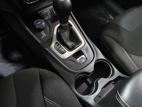 Used 2017 Jeep Cherokee Latitude w/ Comfort/Convenience Group image 16