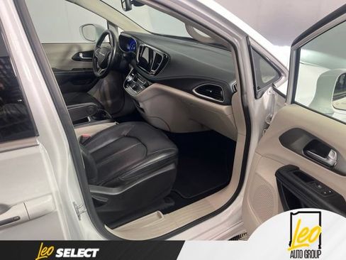 Used 2021 Chrysler Pacifica Touring-L FWD image 15