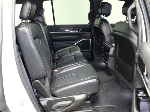 Used 2022 Jeep Wagoneer Series II RWD image 16