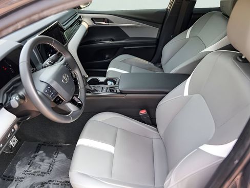 Used 2025 Toyota Camry SE w/ Convenience Package FWD image 12