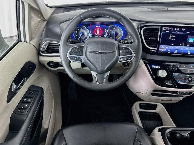 Used 2023 Chrysler Pacifica Touring-L FWD image 14