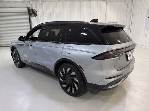 Used 2025 Lincoln Nautilus Reserve image 3