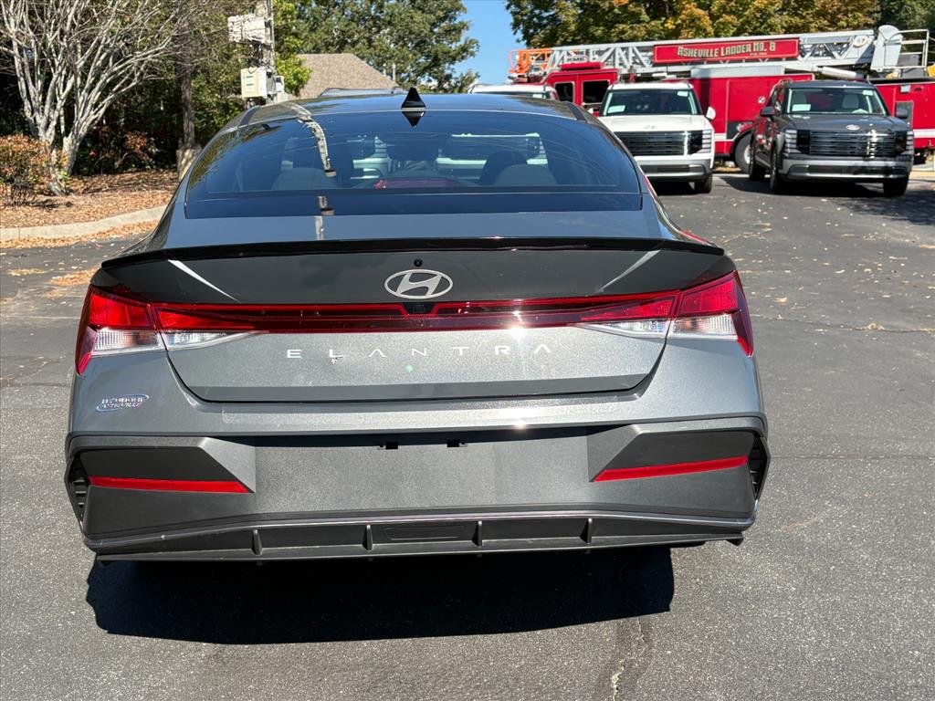 Certified 2025 Hyundai Elantra Sport FWD image 5
