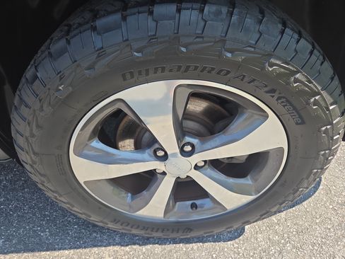 Certified 2019 Jeep Cherokee Limited w/ Trailer Tow Group AWD/4WD image 12