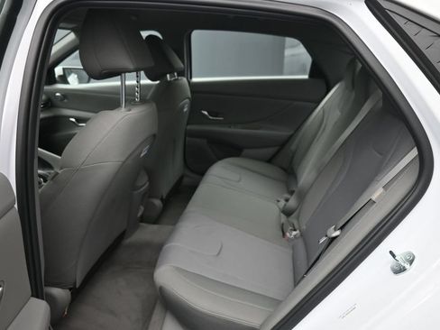 Used 2025 Hyundai Elantra SE FWD image 20