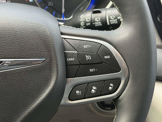 Used 2023 Chrysler Pacifica Touring-L FWD image 24