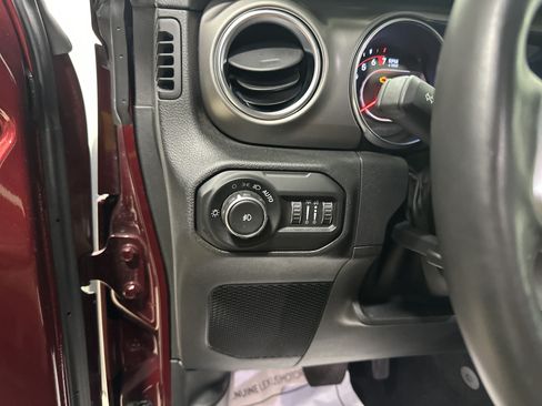 Used 2021 Jeep Wrangler Unlimited Rubicon AWD/4WD image 37