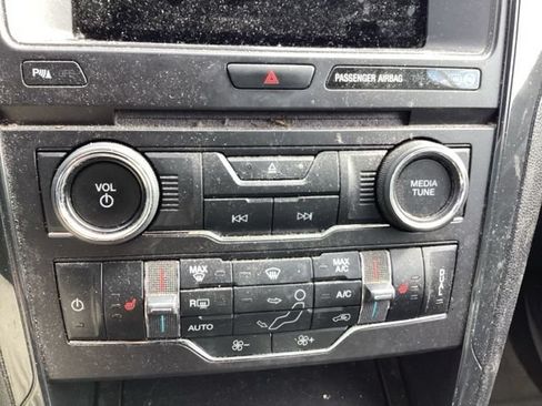 Used 2017 Ford Explorer XLT w/ Equipment Group 202A AWD/4WD image 31