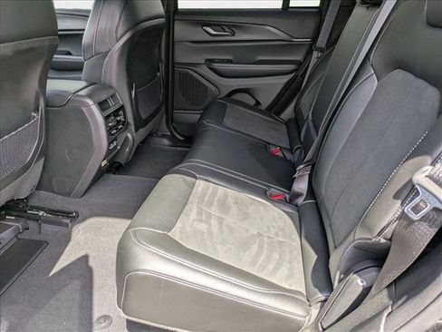 Used 2024 Jeep Grand Cherokee Altitude image 17