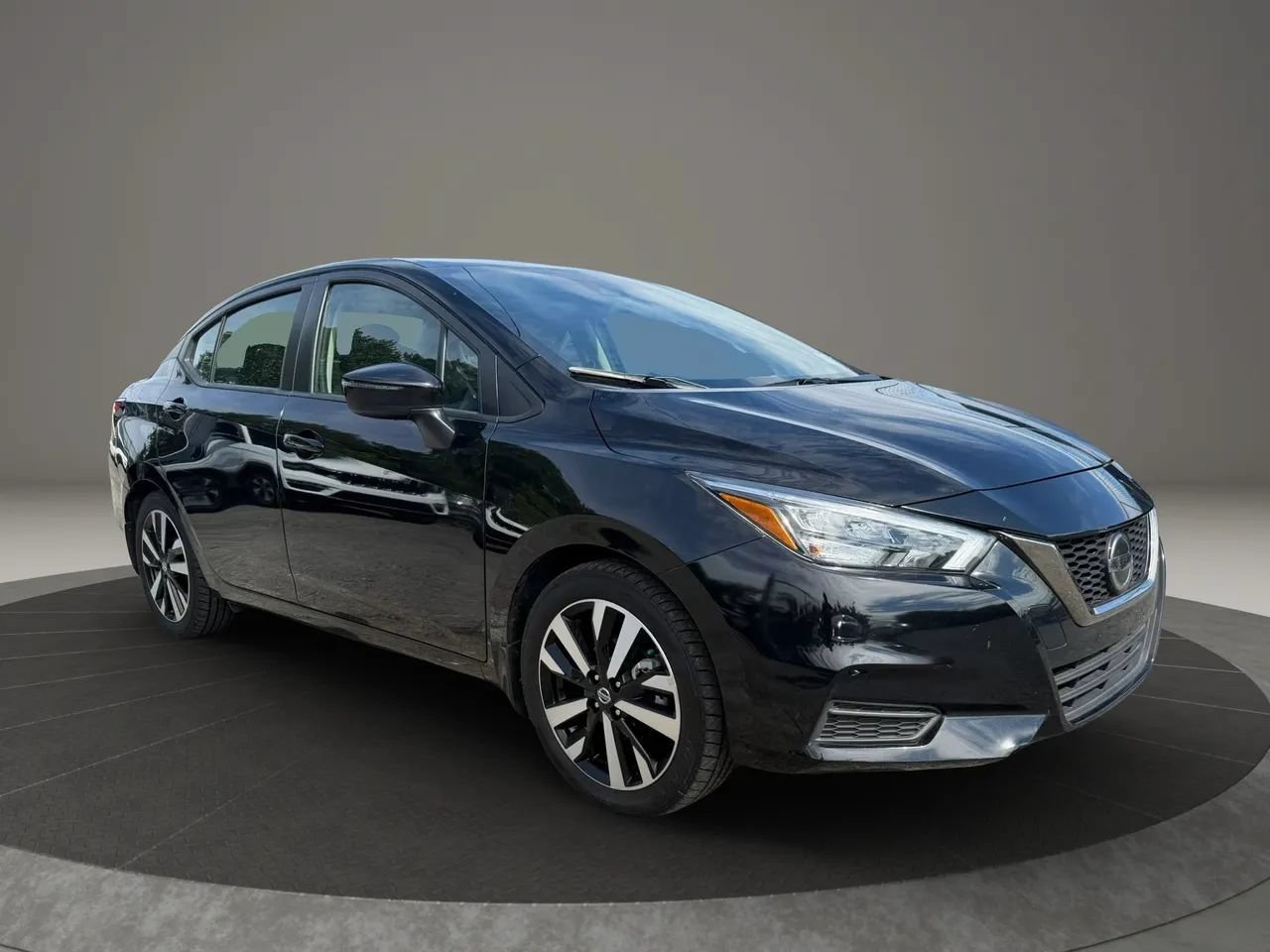 Used 2022 Nissan Versa SR w/ Electronics Package FWD image 3