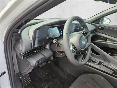 Used 2025 Hyundai Elantra Sport FWD image 3