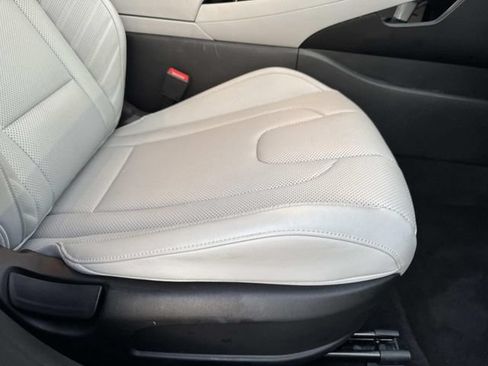 Used 2025 Hyundai Elantra Limited FWD image 14
