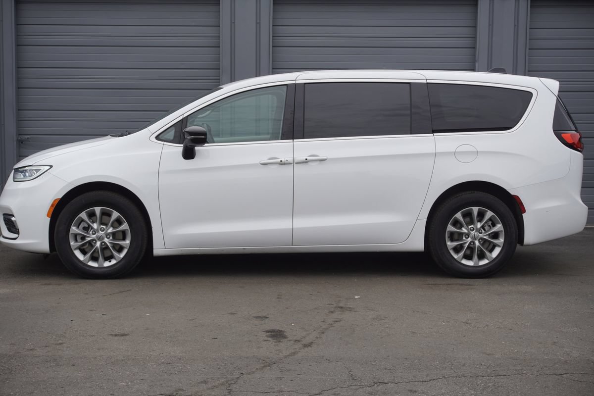 Used 2024 Chrysler Pacifica Touring-L AWD/4WD image 2