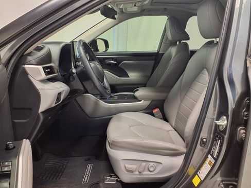 Used 2023 Toyota Highlander XLE image 25